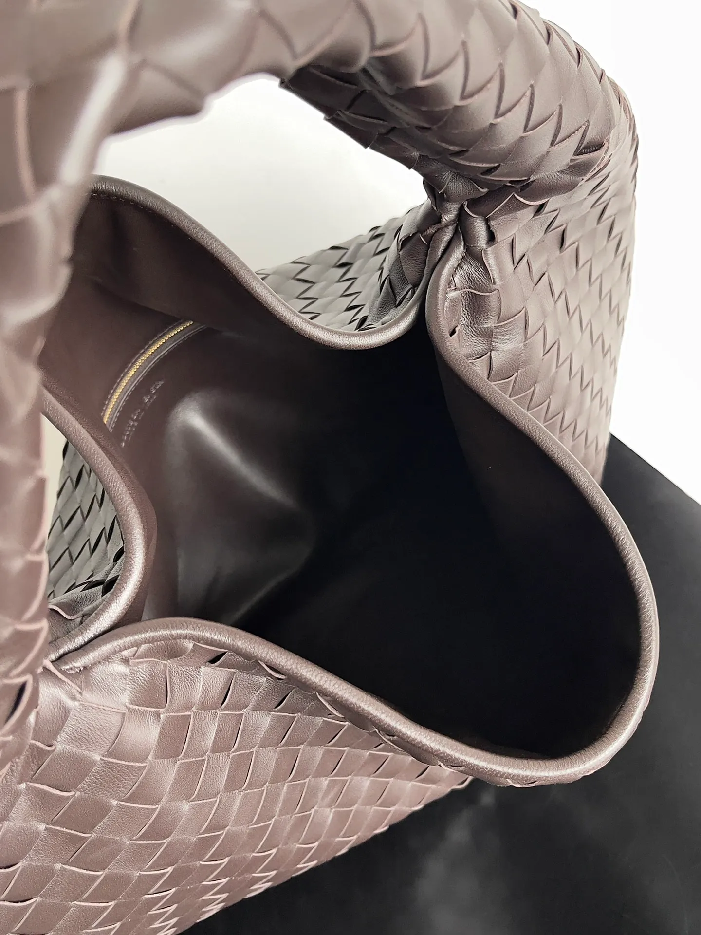 Batch 2160 Recently, I seem to be obsessed with this bag from BV~ The new Hop is really not too beautiful. The whole bag has no seams. The bag body and handles are made of one piece of leather. It embodies the style and essence of Bottega Veneta. It truly represents craftsmanship and creativity. The large size has a very loose and lazy upper body. Big bag lovers will definitely not regret buying it. Style number: 763970 Size: 53*24*13